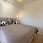 Sleeps 2 דירה *